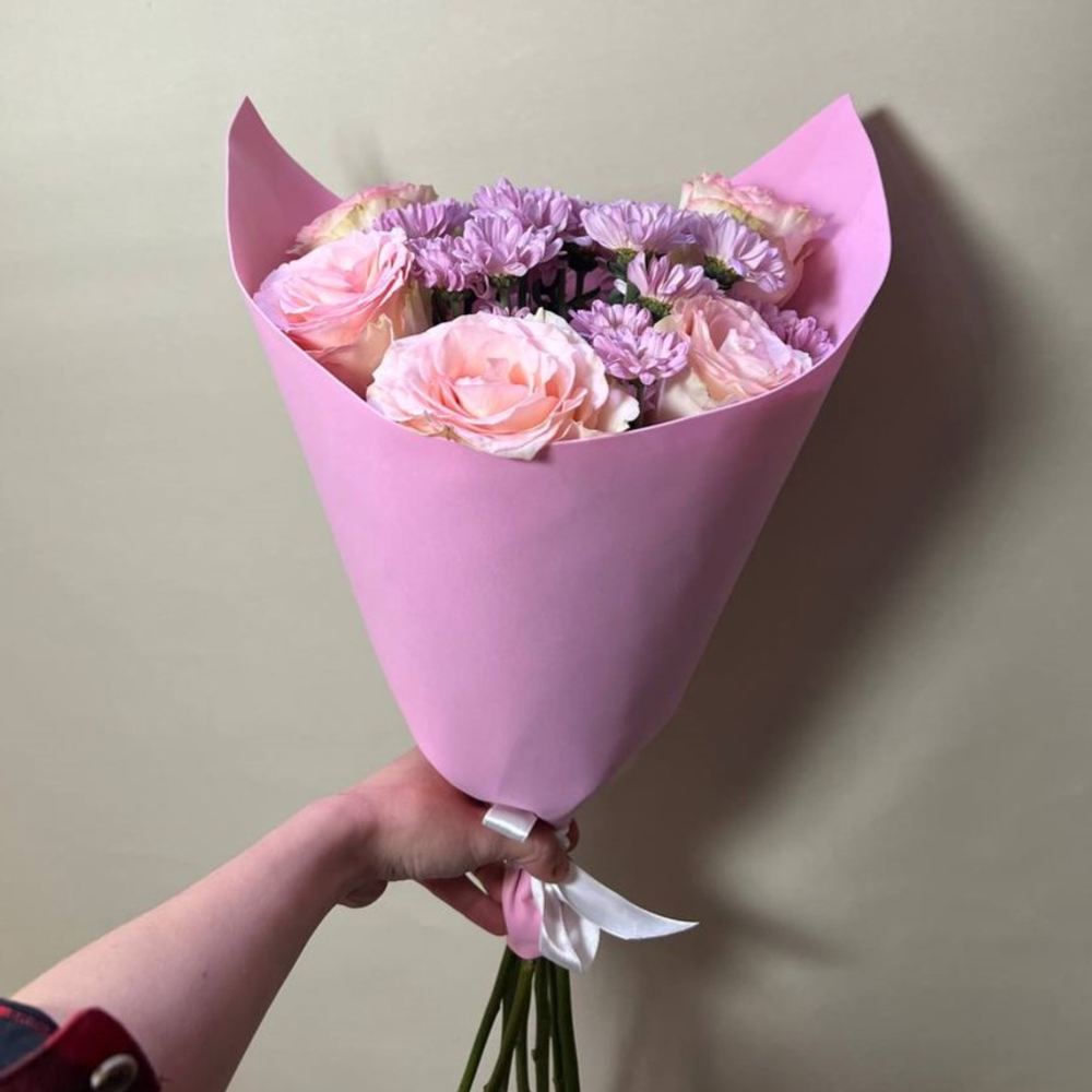 Букет из 5 розоБукет из 5 розовых роз и кустовых хризантем в упаковке (в школу 1 сентября)вых роз и кустовых хризантем в упаковке (в школу 1 сентября)
