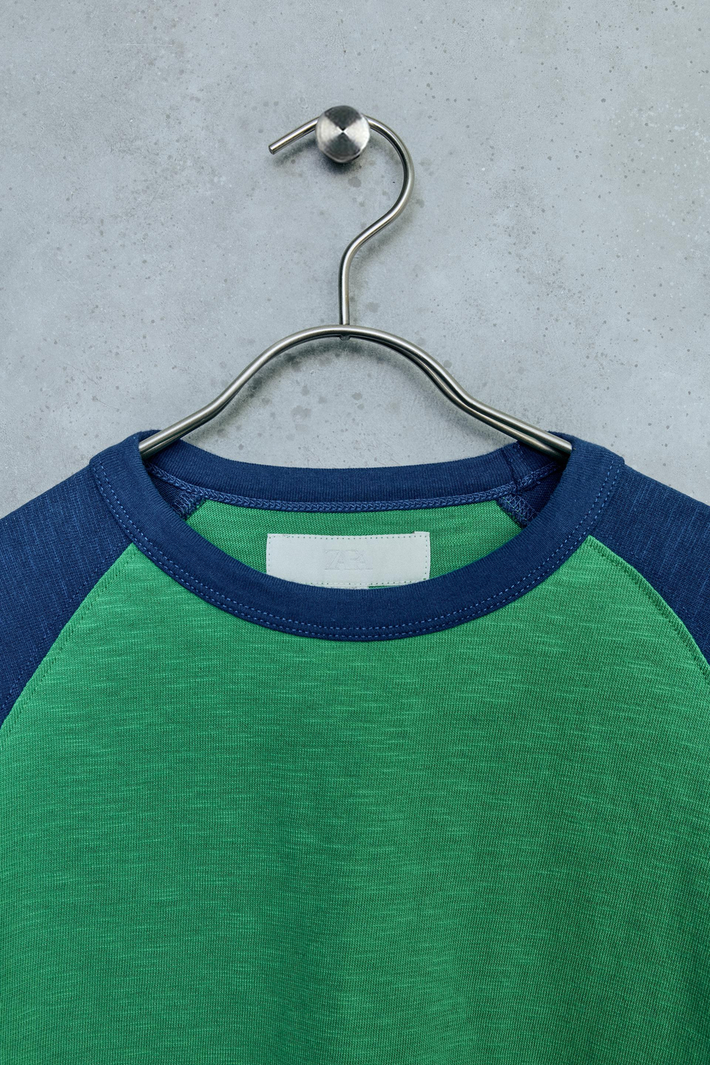 ZARA STORIESZ — ФУТБОЛКА С РУКАВАМИ РЕГЛАН И ДИЗАЙНОМ COLORBLOCK, ОТТЕНКИ ЗЕЛЕНОГО