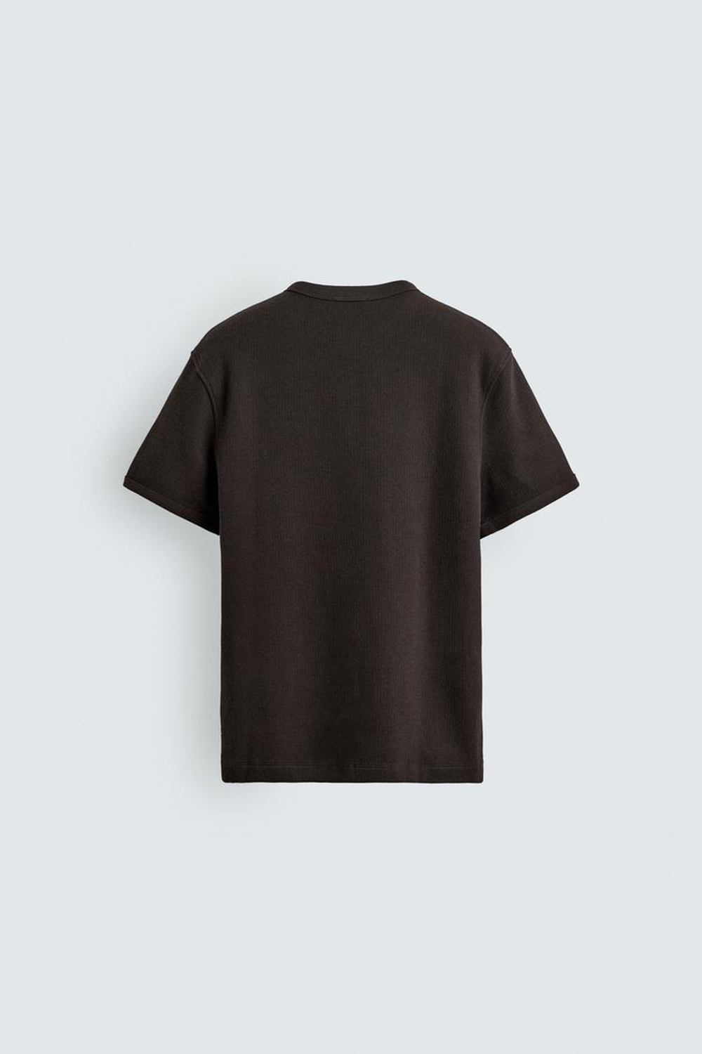 ZARA ФУТБОЛКА ИЗ РЕЛЬЕФНОЙ ТКАНИ С ВОРОТНИКОМ НА ПУГОВИЦАХ, ШОКОЛАДНЫЙ