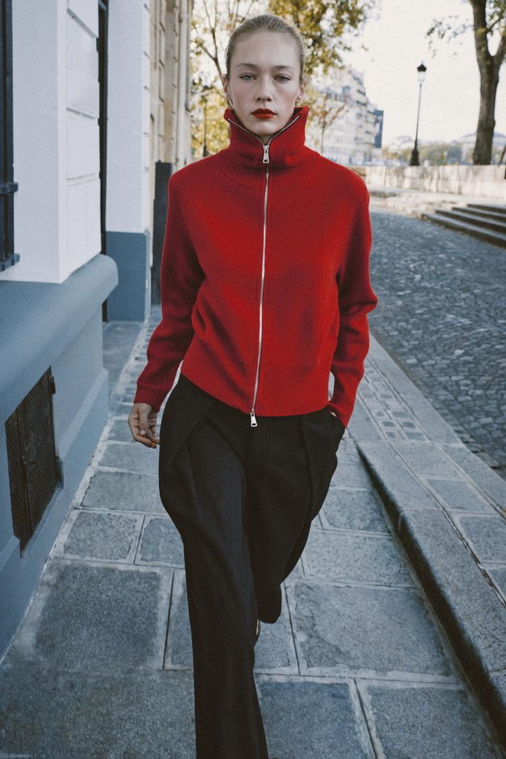 ZARA БРЮКИ BARREL С ЗАЩИПАМИ, ЧЕРНЫЙ