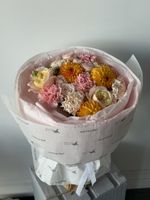 Букет из георгин, диантусов, кустовых пионовидных и одноголовых роз