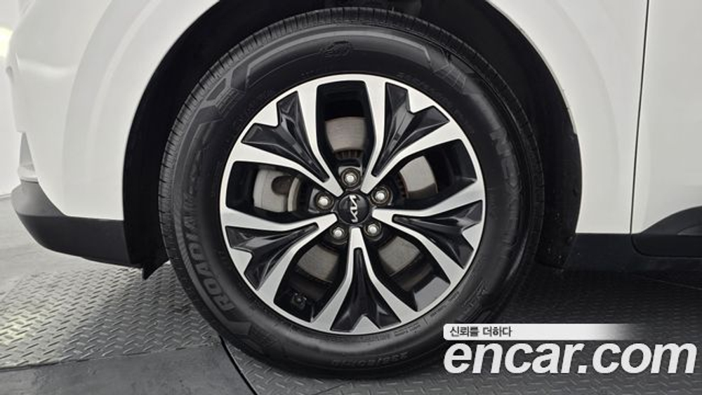 KIA Canival 9-Seater Prestige — 2023