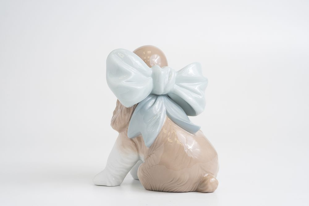Фарфоровая статуэтка Lladro/Nao «Щенок в подарок» (Puppy Present)