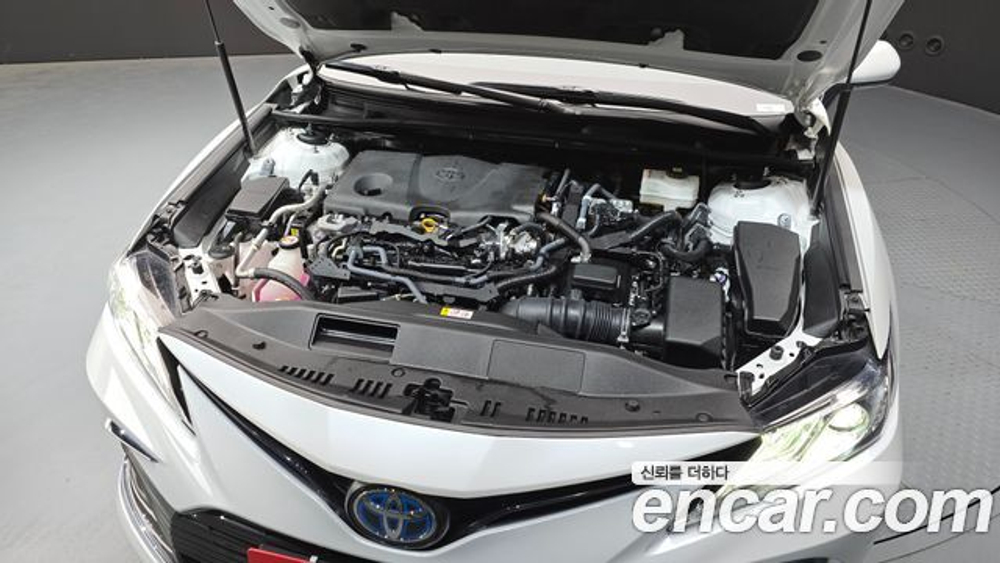 Toyota Camry 2.5 XLE Hybrid — 2024
