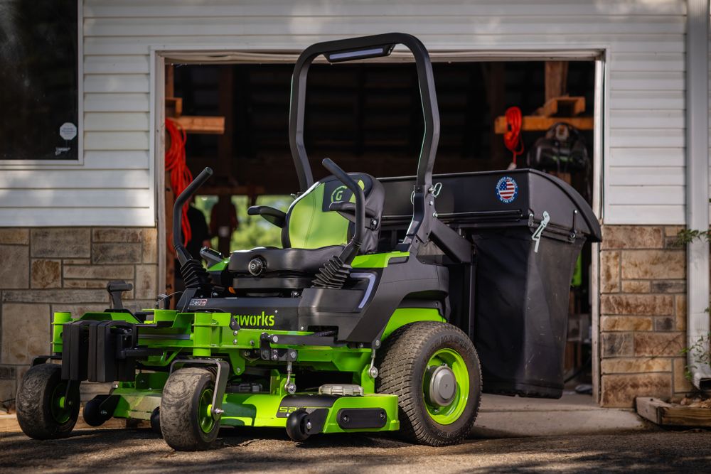 Райдер садовый аккумуляторный с нулевым радиусом разворота Greenworks ZTC152, 82V, 152 см, с АКБ 24 кВтч (7405107)