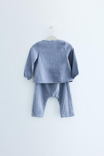 ZARA TIMELESS — КОМПЛЕКТ ИЗ РУБАШКИ С ЗАПАХОМ И БРЮК, ВЫЦВЕТШИЙ СИНИЙ
