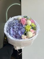Букет из гортензии, диантусов, хризантемы и оксипеталума