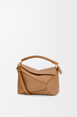 Loewe Маленькая сумка Puzzle Edge из мягкой зернистой телячьей кожи, тоффи