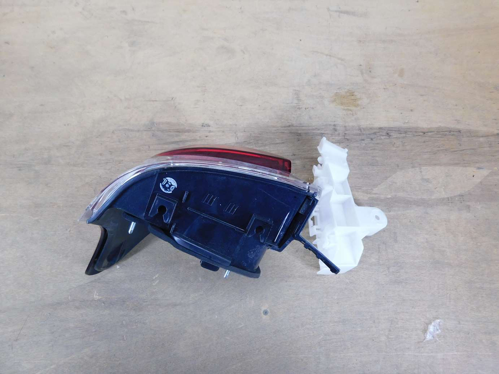 стоп левый Toyota Corolla Fielder NZE161 164 165 13-106