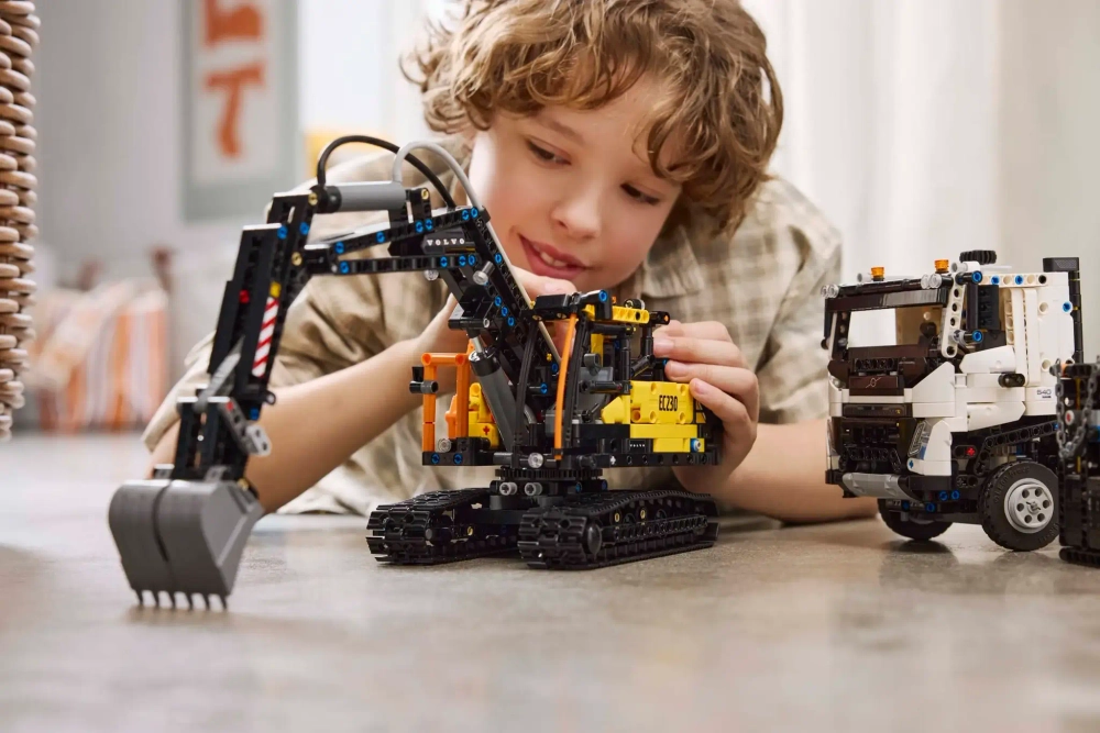 Конструктор LEGO Technic 42175 Грузовик Volvo FMX и электрический экскаватор EC230