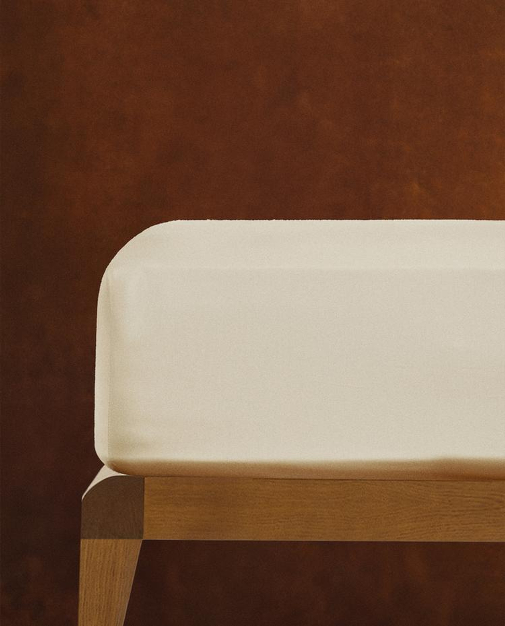 ZARA HOME НАТЯЖНАЯ ПРОСТЫНЯ ИЗ ХЛОПКА ПЕРКАЛЬ | ВЫСОТА 40 СМ (300 НИТЕЙ), БЕЖЕВЫЙ