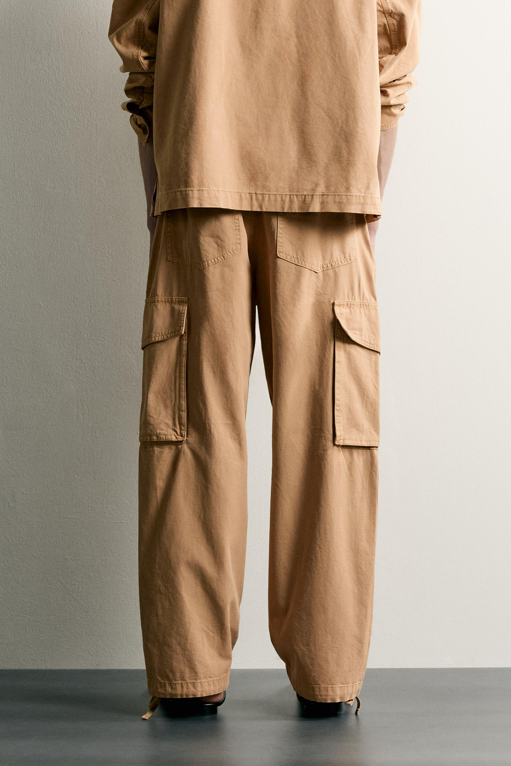 БРЮКИ КАРГО RELAXED FIT С ЭФФЕКТОМ ПОТЕРТОСТИ — ZARA