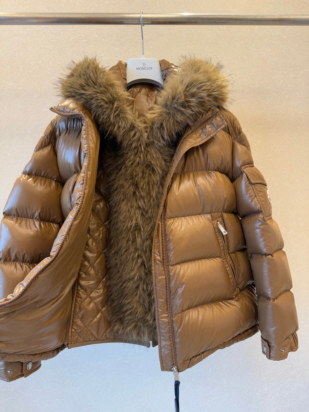 Женский пуховик Moncler с меховым жилетом — карамельный — фото 4