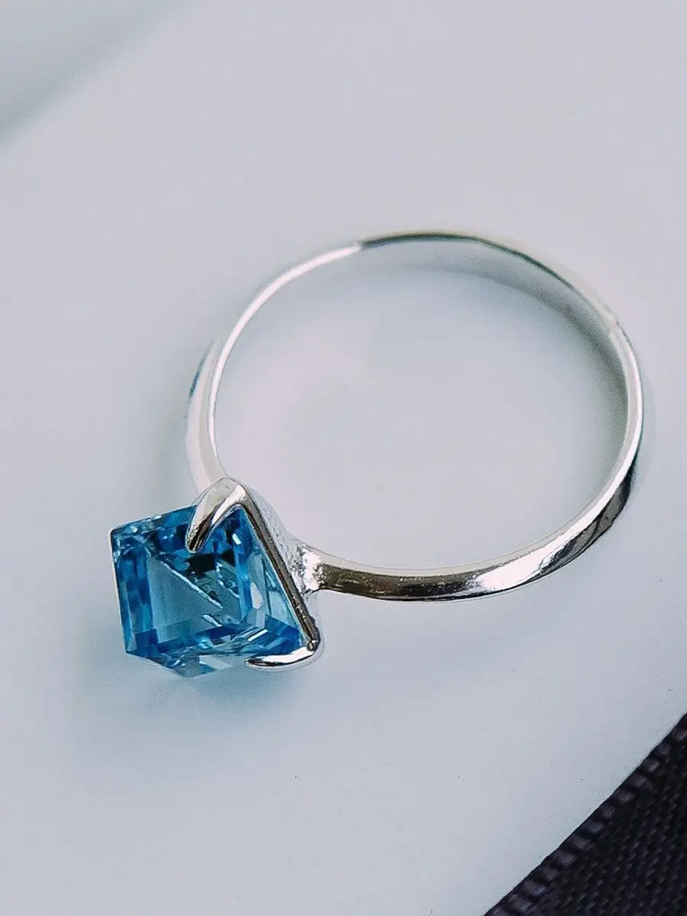 Кольцо Миражи тонкое с голубым кристаллом Swarovski