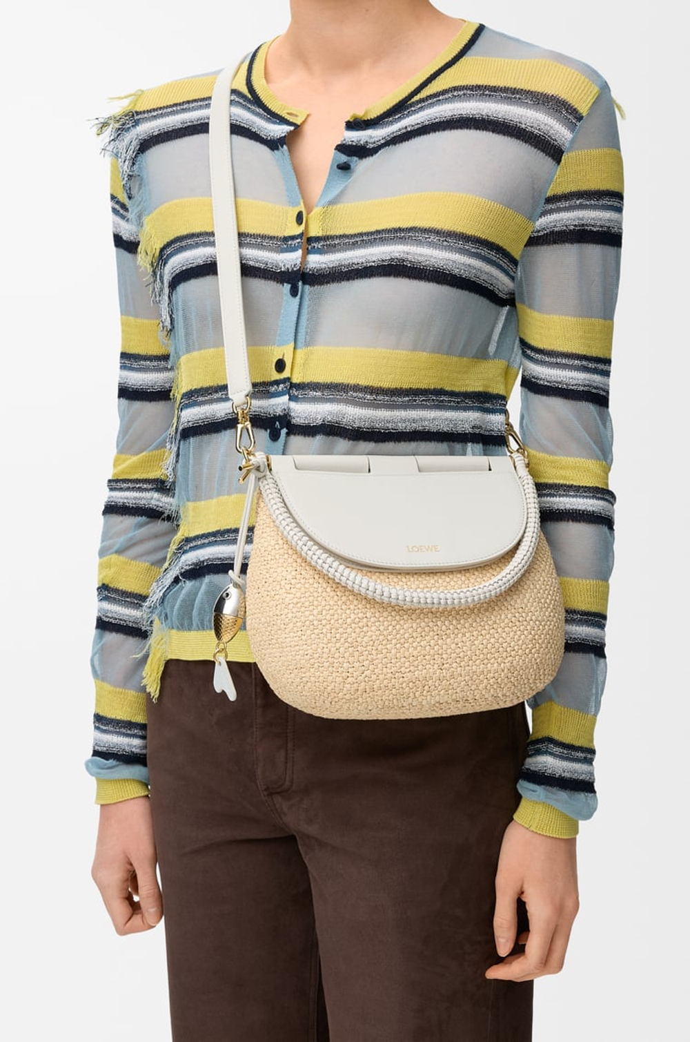 Loewe Средняя сумка Pescador из рафии и телячьей кожи, натуральный/белый
