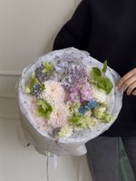 Букет сборный из гортензии, оксипеталума, хелеборуса и хризантемы