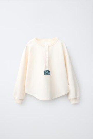 ZARA ЛОНГСЛИВ С ПУГОВИЦАМИ И НАШИВКОЙ, ЭКРЮ