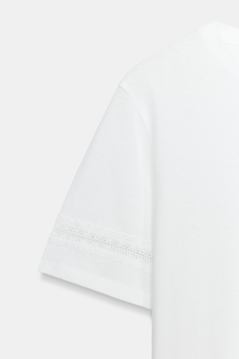 ФУТБОЛКА С КОРОТКИМИ РУКАВАМИ И ОТДЕЛКОЙ — ZARA