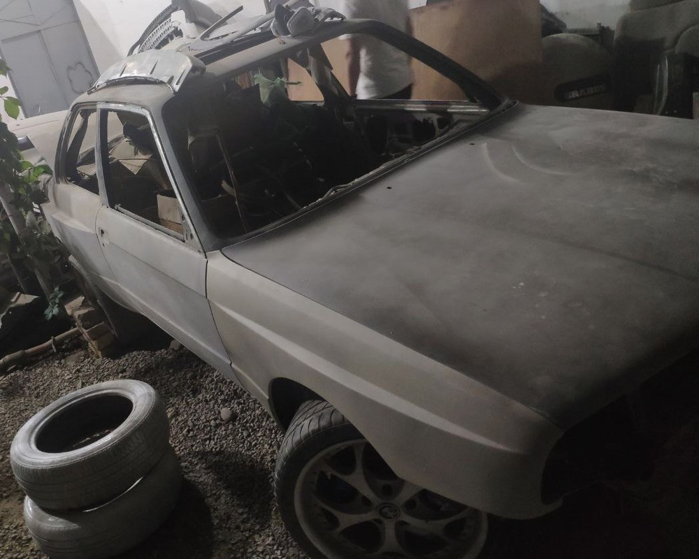 BMW E30 M3 EVO Передняя правое крыло (Реплика "Стекловолокно")