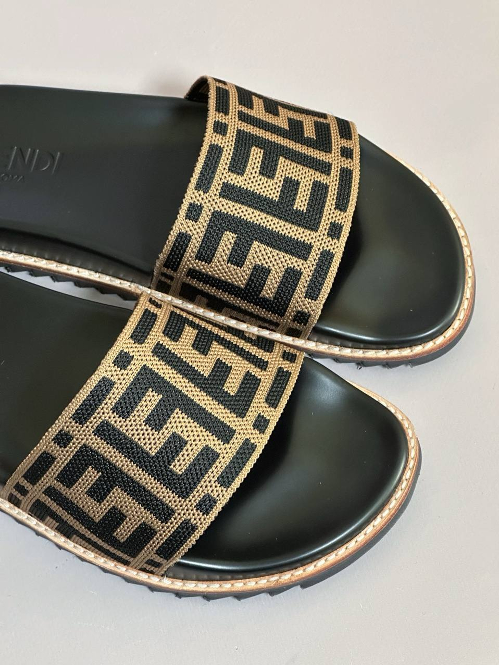 Шлепанцы Fendi