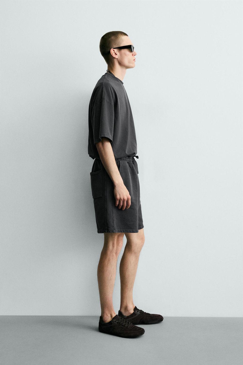 ZARA БАЗОВАЯ ФУТБОЛКА RELAXED FIT С ЭФФЕКТОМ ПОТЕРТОСТИ, ТЕМНЫЙ АНТРАЦИТ