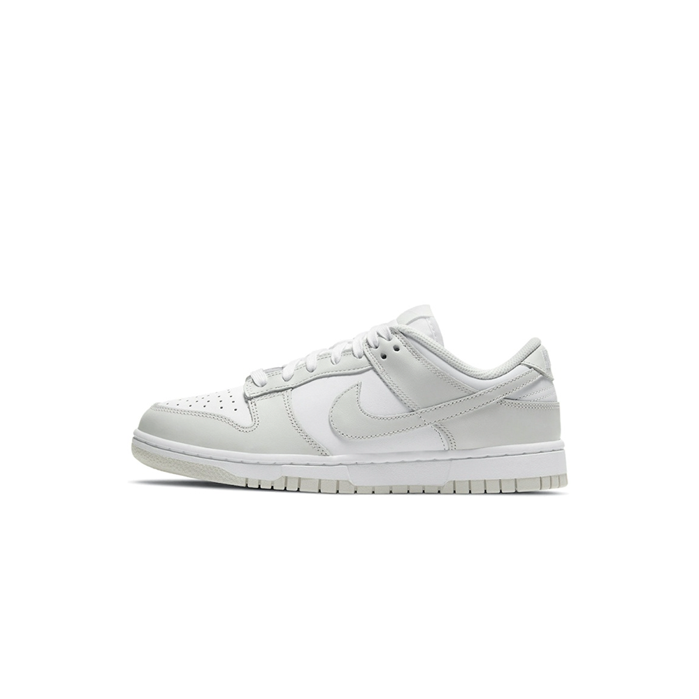 alt="Nike Dunk Low WMNS Photon Dust DD1503-103 белые с серыми накладками вид сбоку на белом фоне"