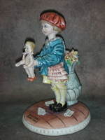 Статуэтка. Фарфор. Девочка с куклой. Capodimonte. Италия
