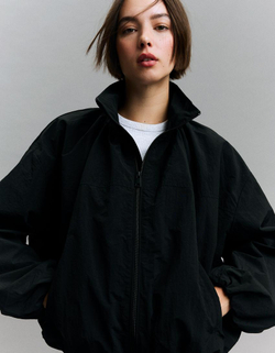 BERSHKA Объемная куртка, черный