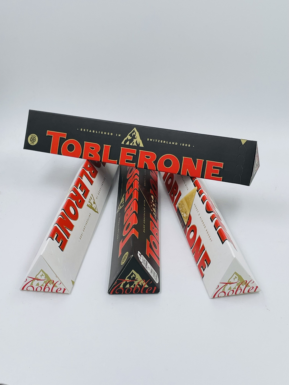 Toblerone темный шоколад с медом и нугой (2 шт. по 100 г) + белый шоколад с медом и нугой (2 шт. по 100 г) (Швейцария), 400 г