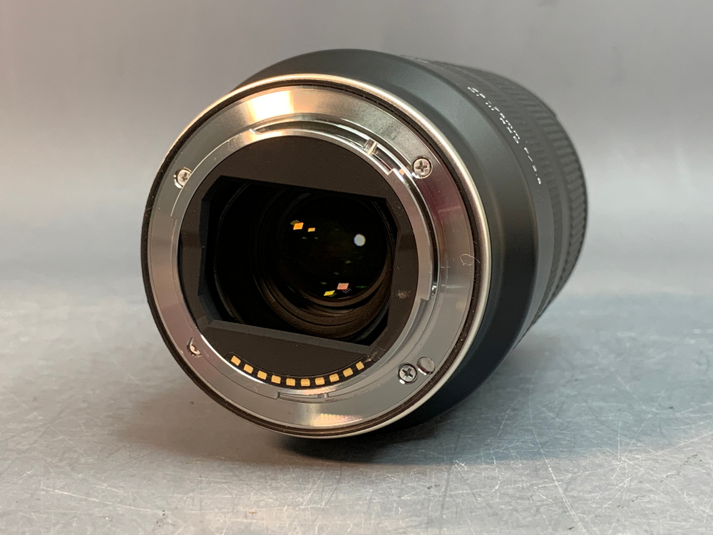 Tamron 28-75mm 2.8 Di III RXD Sony E царапка на передней линзе