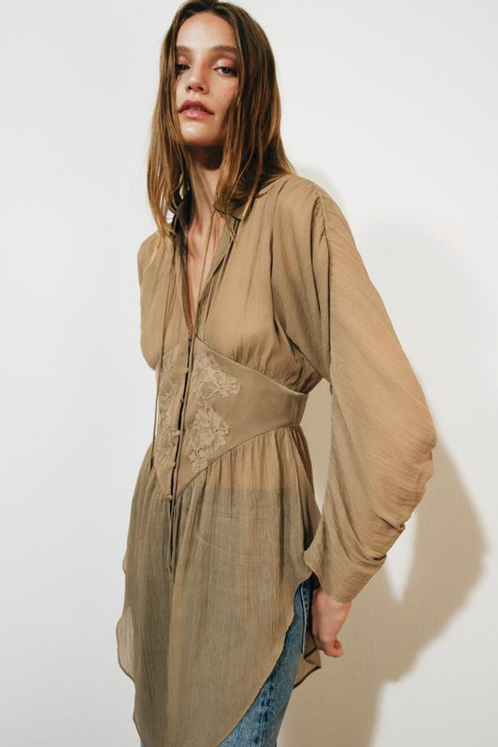 ZARA РУБАШКА ИЗ СТРУЯЩЕЙСЯ ТКАНИ С КРУЖЕВОМ — ZW COLLECTION, СВЕТЛО-БЕЖЕВЫЙ