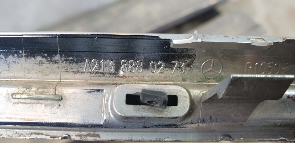 Молдинг решетки радиатора Mercedes E-Class (W213) 16-20 Б/У Оригинал A2138880273