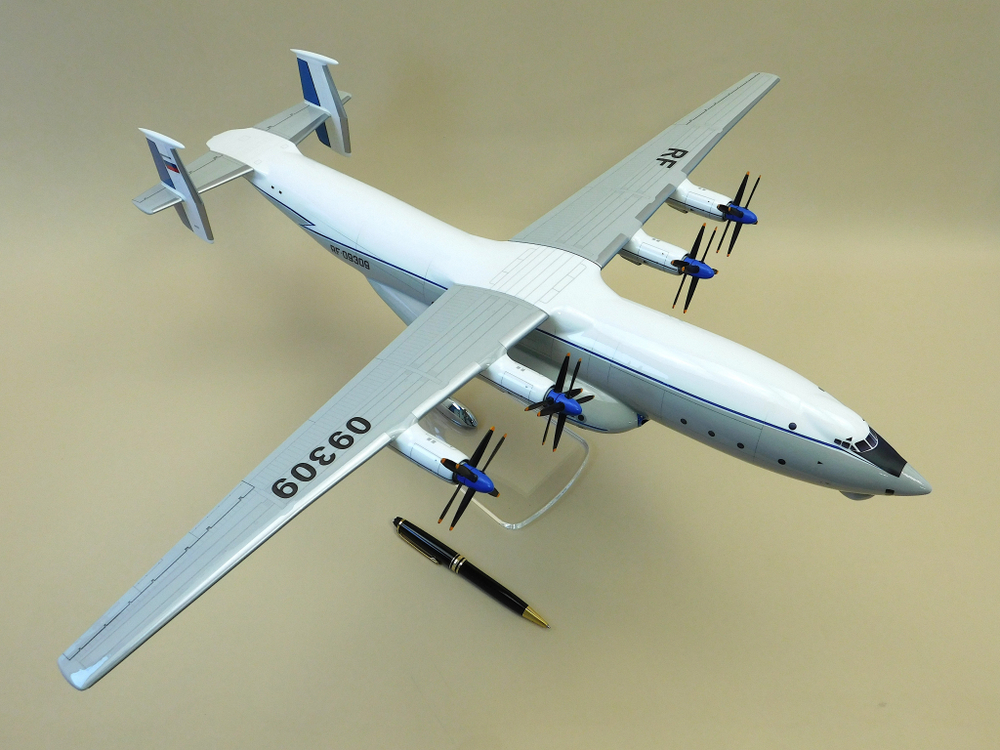 Модель самолета Ан-22 (М1:100, ВТА России, RA-09309)