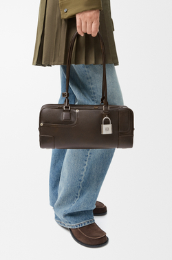 Loewe Укороченная сумка Panta Amazona 31 из блестящей телячьей кожи, темно-коричневый