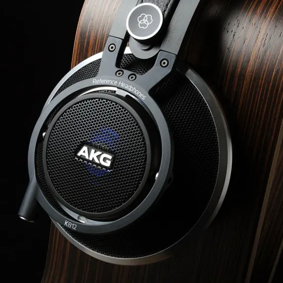 AKG K812
