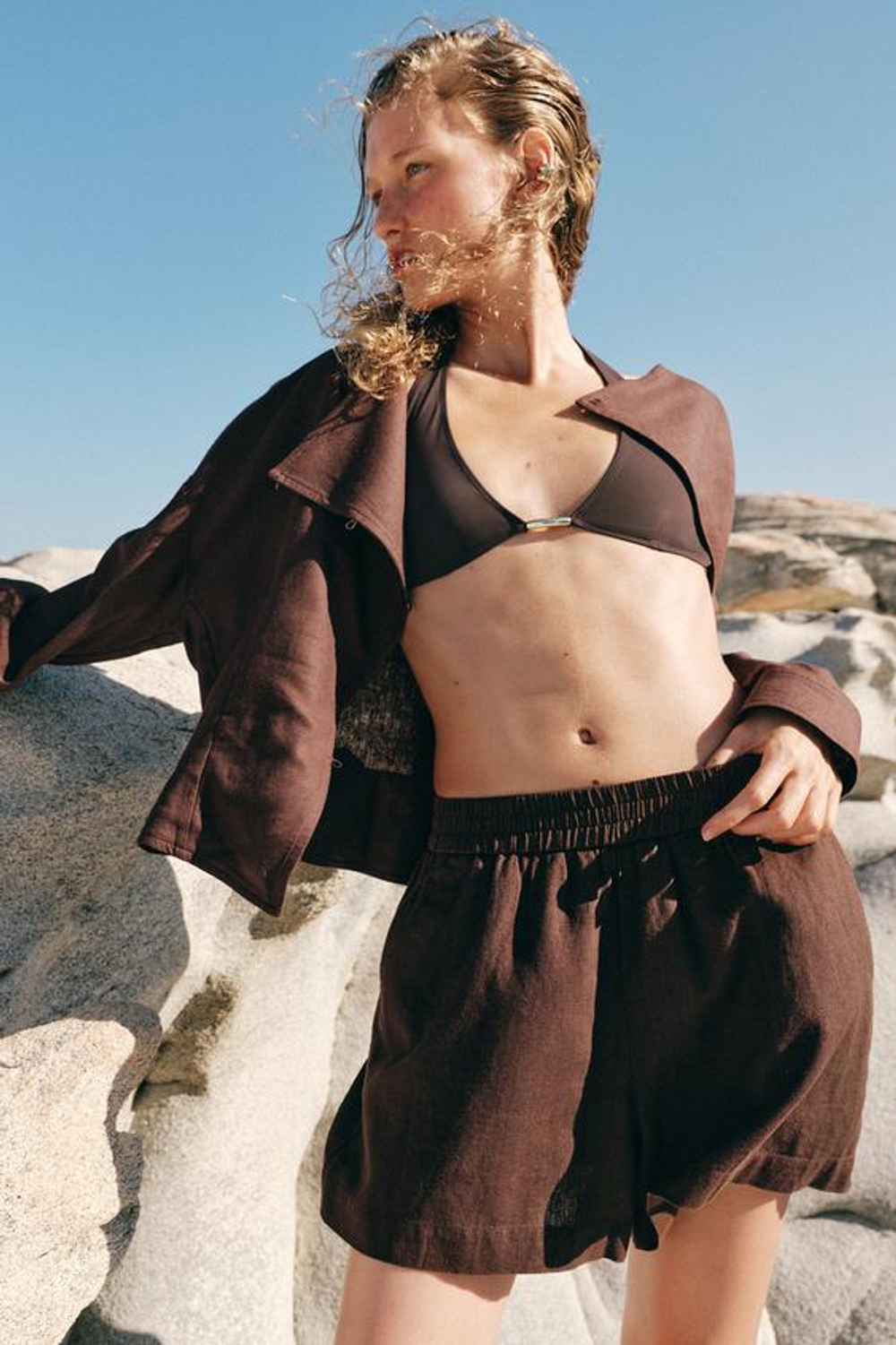 ZARA ШОРТЫ ИЗ СМЕСОВОГО ЛЬНА С ЭЛАСТИЧНЫМ ПОЯСОМ, КОРИЧНЕВЫЙ