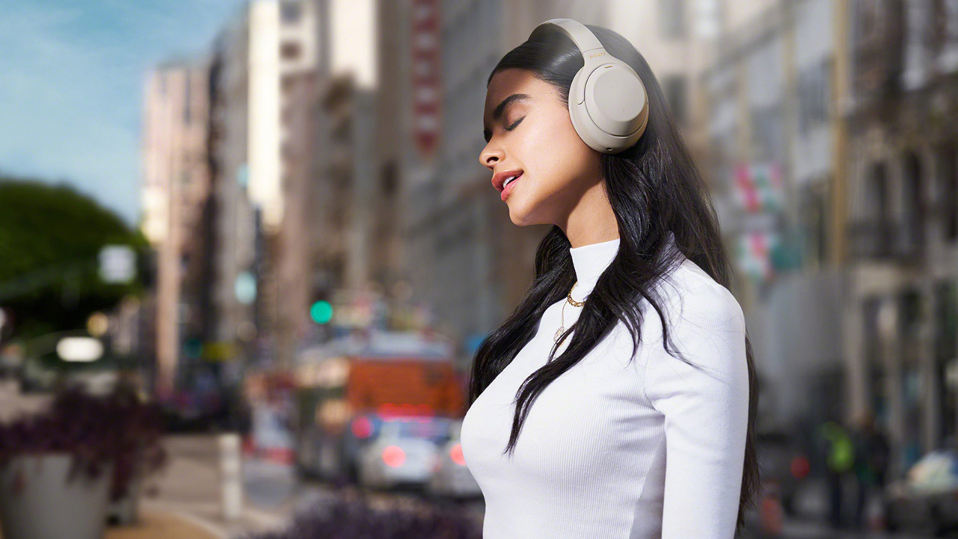 Sony WH-1000XM4 vs WH-1000XM3 - Сравнение качества звука динамиков, аудио процессора, функций подключения, интелектуальных опций, цветов и дизайна.