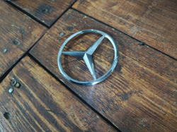Эмблема крышки багажника Mercedes S (W222) 13-20 Б/У Оригинал A2228170016