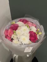 Букет из хризантемы и ярких кустовых и одноголовых роз