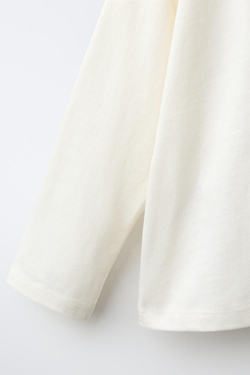 ZARA ФУТБОЛКА С ВЫШИТОЙ ДЕТАЛЬЮ, ЭКРЮ