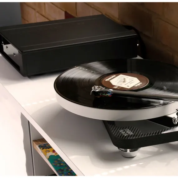 Rega Naia + Aphelion 2
