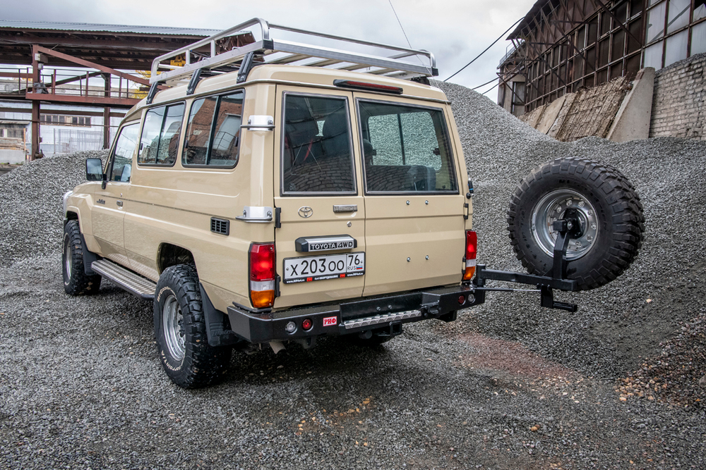 Бампер силовой задний Toyota Land Cruiser 78 2007+ с квадратом под фаркоп, калиткой и фонарями РИФ