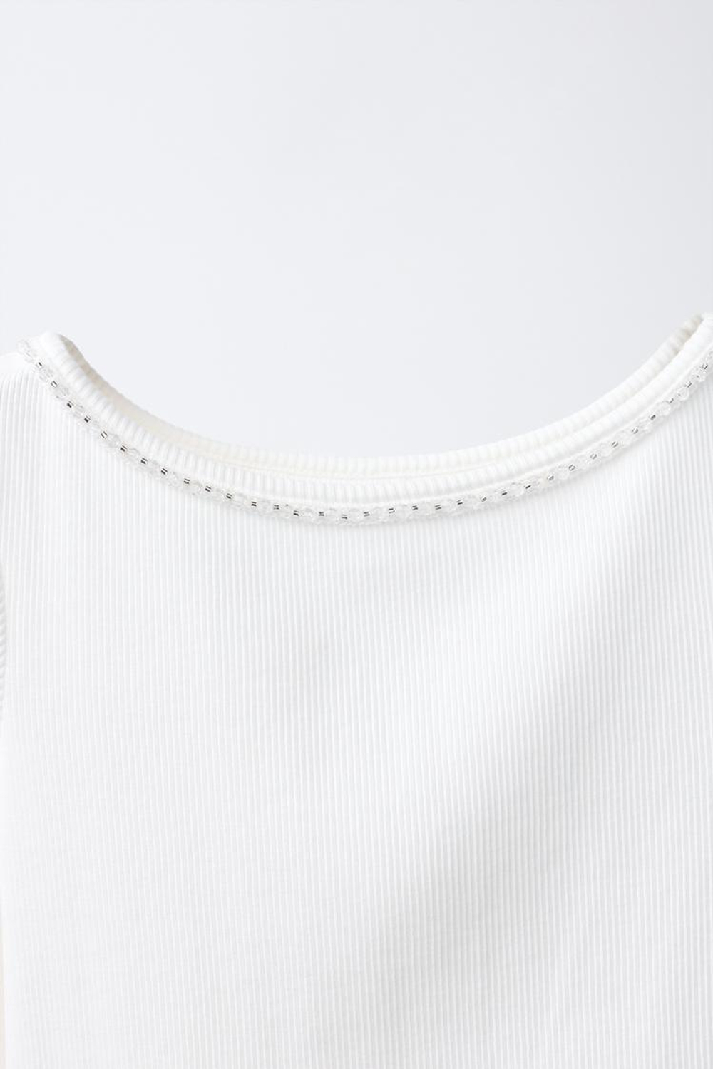ZARA ФУТБОЛКА В РУБЧИК СО СТРАЗАМИ, БЕЛЫЙ
