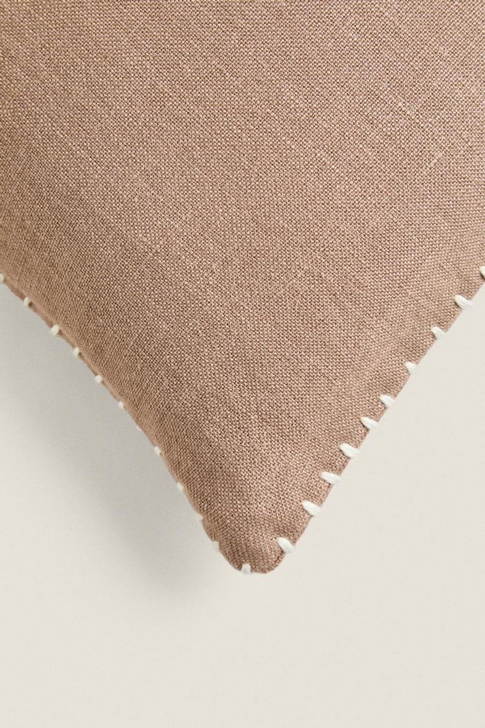 ZARA HOME ОДНОТОННЫЙ ЛЬНЯНОЙ ЧЕХОЛ ДЛЯ ДЕКОРАТИВНОЙ ПОДУШКИ С КОНТРАСТНОЙ СТРОЧКОЙ, КОРИЧНЕВЫЙ