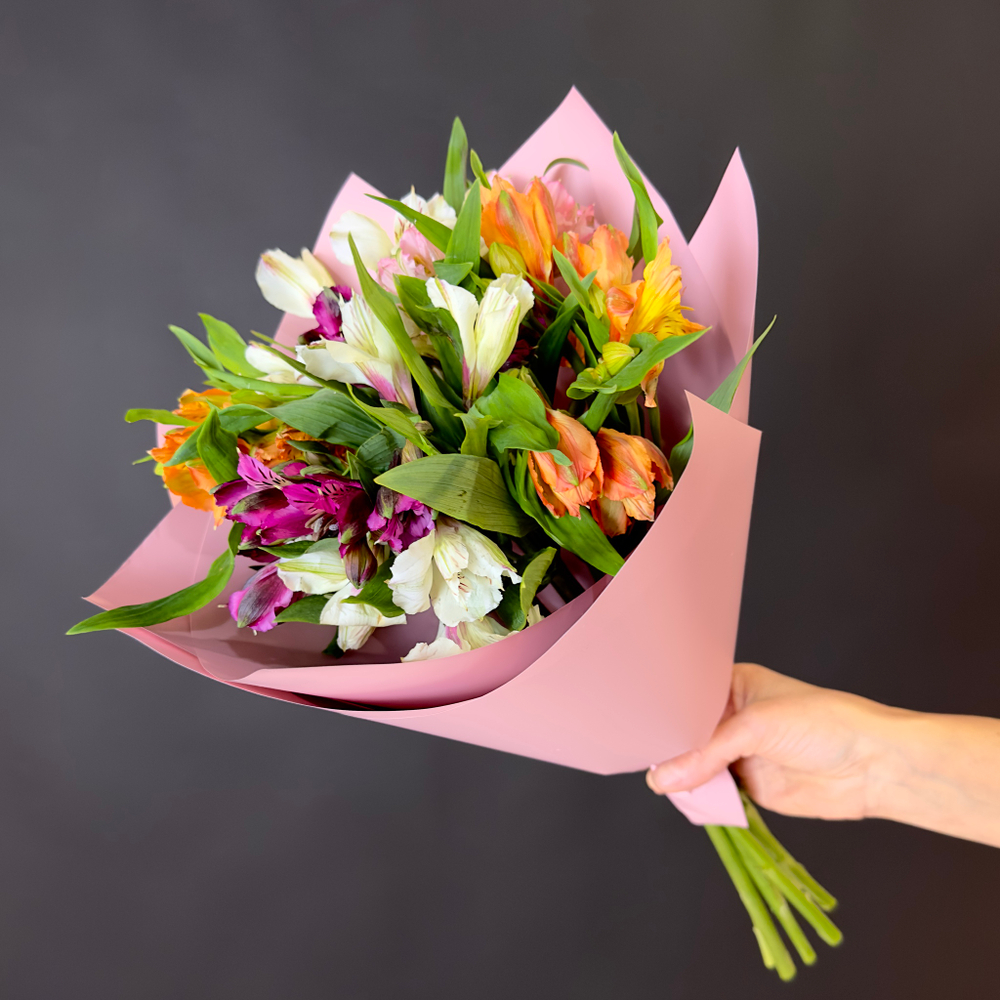 Flower bouquet of 7 alstroemerias