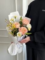 Букет из кустовых пионовидных роз, диантусов и нарциссов и хризантемы доступен к заказу с 3.05.2026