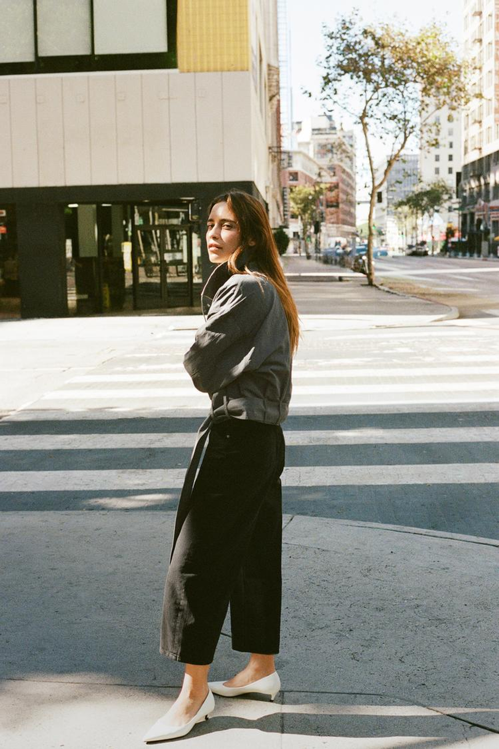 ZARA УКОРОЧЕННАЯ КУРТКА С ПОЯСОМ — ZW COLLECTION, МЯГКИЙ СЕРЫЙ