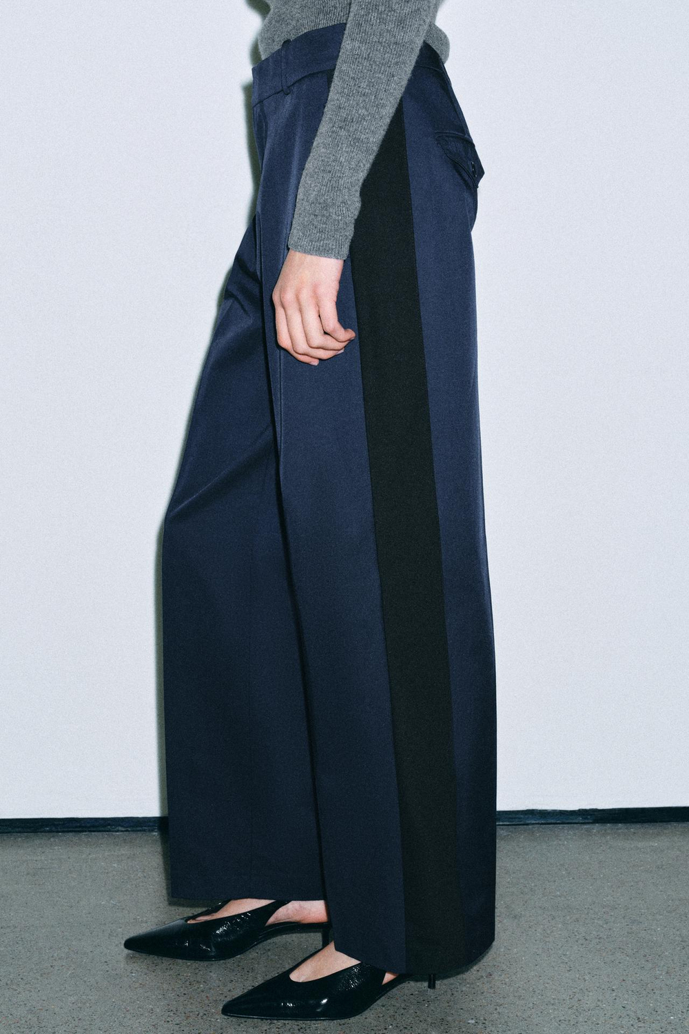 ZARA БРЮКИ С КАРМАНАМИ И КОНТРАСТНЫМИ ПОЛОСАМИ — ZW COLLECTION, МОРСКОЙ СИНИЙ