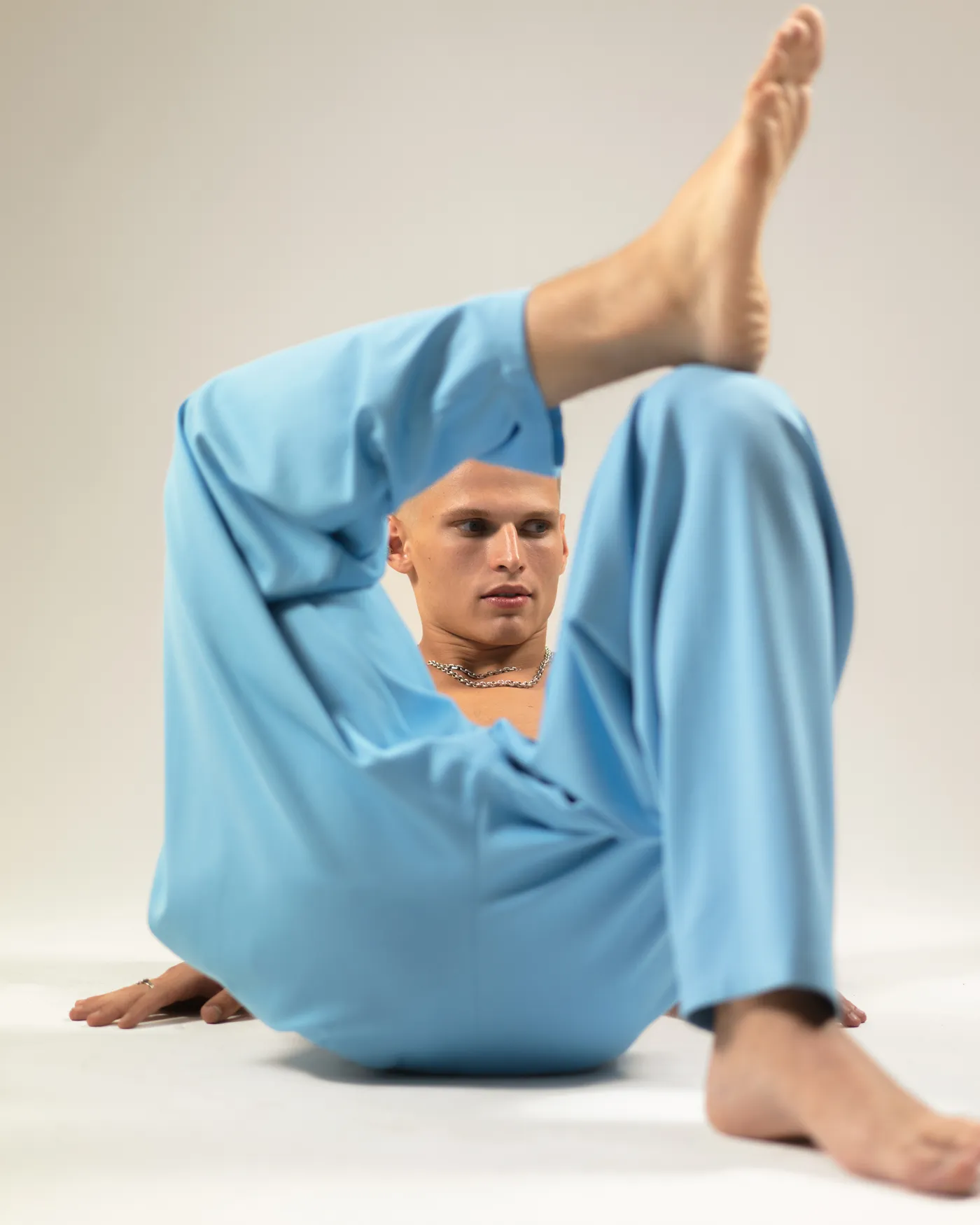 Лазурные брюки со складками
