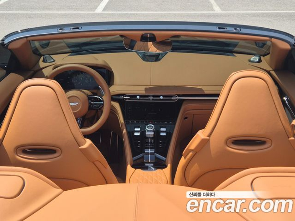 Aston Martin DB12 4.0 V8 — 2025